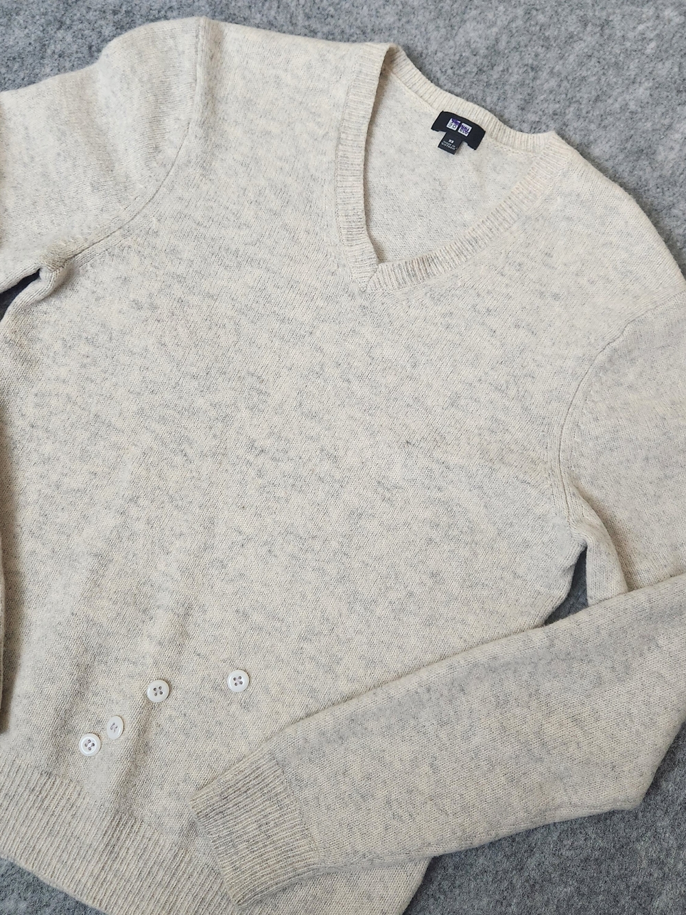 Uniqlo 100% Wool Sweater Women's XS Beige Buttons Preppy Winter Soft Long Sleeve